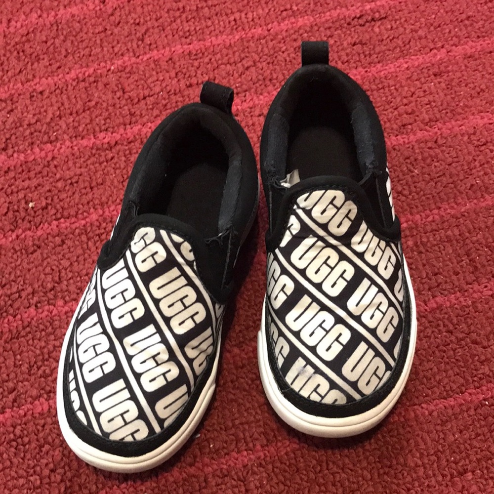 Youth UGG SlipOns 😀.       Size 10